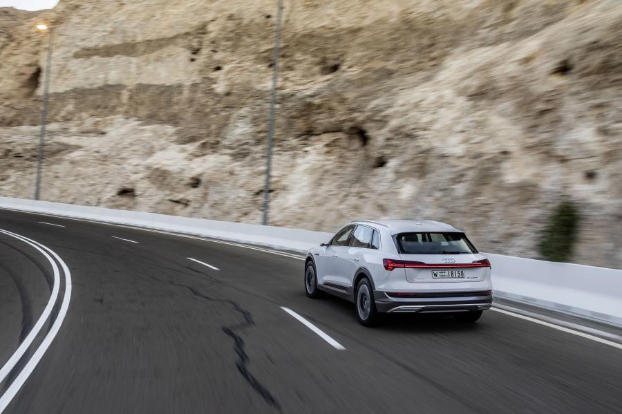  Audi e-tron 55 Quattro 2019 года  (WW) (фото 270 из 452)